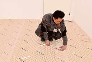 鋪設(shè)防潮膜