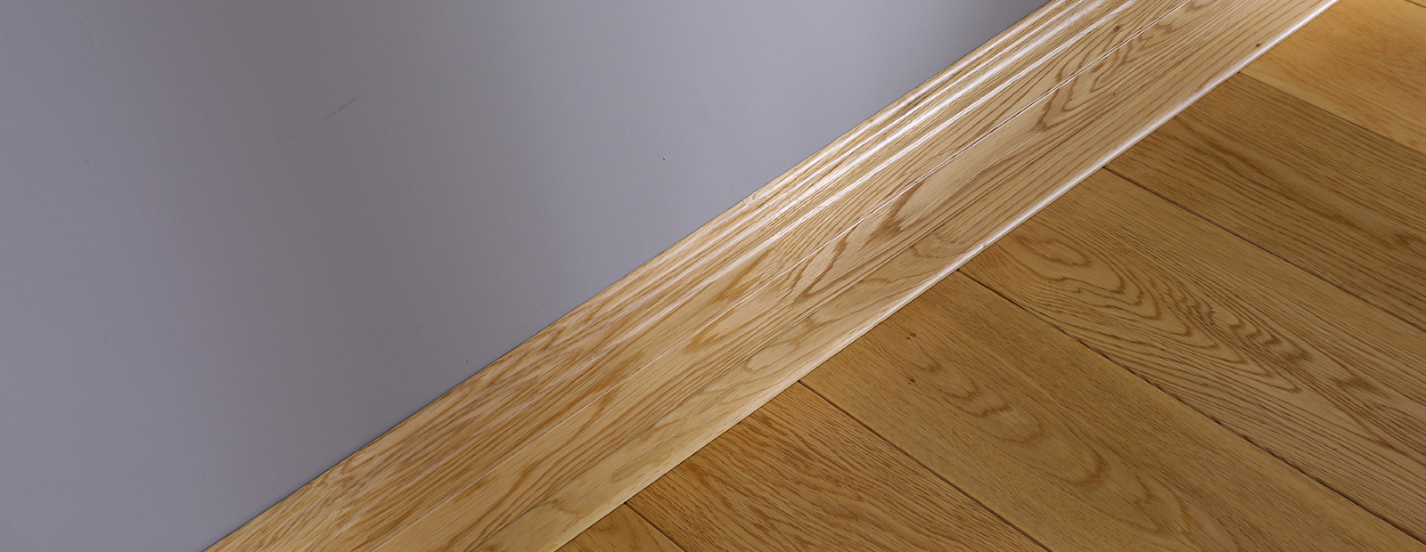 踢腳線、平壓條、地板材質(zhì)均為櫟木