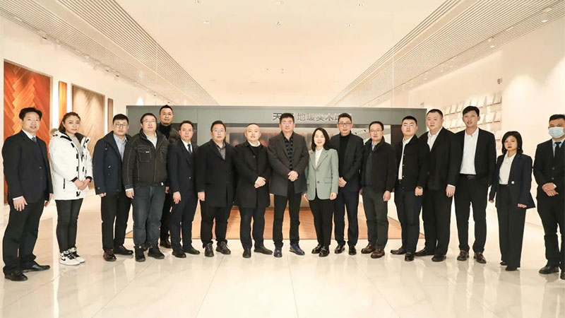 居然之家高層領(lǐng)導(dǎo)蒞臨天格地暖實木地板參觀考察