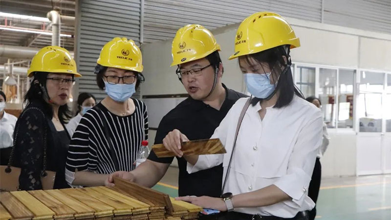 居然之家山東分公司考察團(tuán)蒞臨天格地板總部