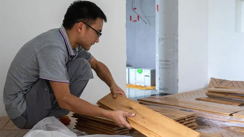 地板安裝如何高質(zhì)量“盯現(xiàn)場(chǎng)”？認(rèn)準(zhǔn)這幾條標(biāo)準(zhǔn)，你家地板壽命高十幾年